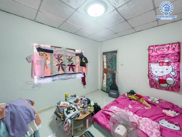 *****บ้านแฝดมือสองชั้นเดียว ย่านนนทบุรี ม.อุดมทรัพย์ บางศรีเมือง บนเนื้อที่ 31.6 ตร.ว. มาพร้อมฟังก์ชัน 3 ห้องนอน 2 ห้องน้ำ จอดรถ 1 คัน แถมฟรี เครื่องปรับอากาศ 1 เครื่อง บนทำเลศักยภาพ เชื่อมต่อถนนหลายเส้นทาง ใกล้จุดขึ้นทางด่วนฉลองรัช